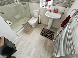 Shower room- click for photo gallery